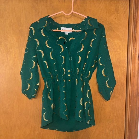 Alex And Parker Tops - Alex & Parker Emerald Green & Gold Wavy Crescent Blouse Top Size Small NWT